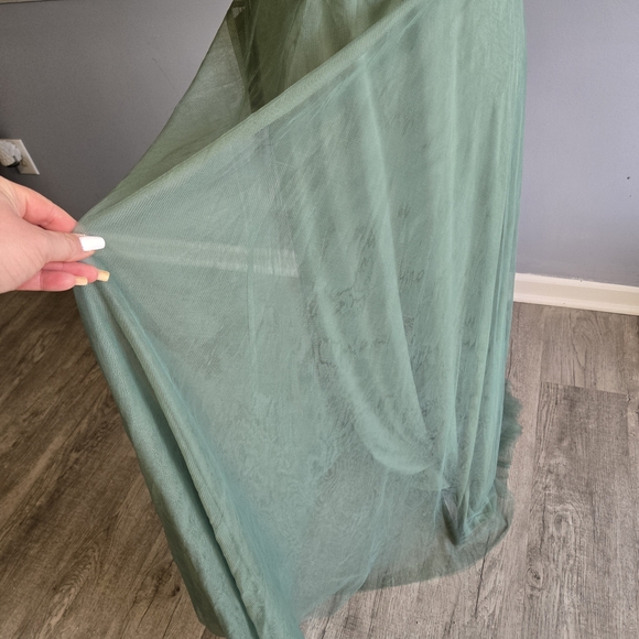 Elegant Green Evening Gown - Picture 4 of 8